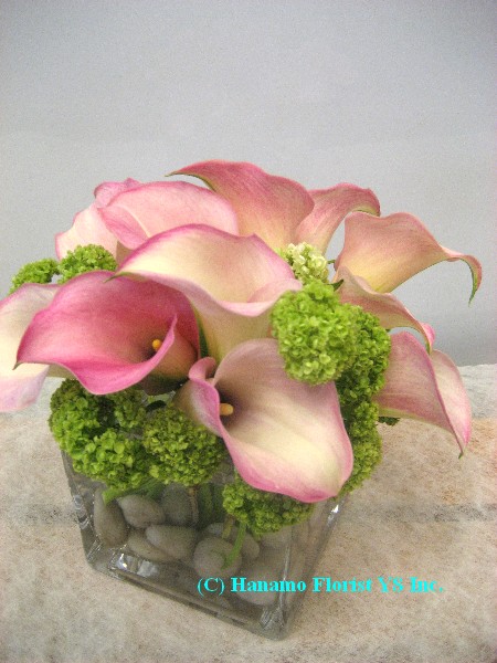 VASE030 10 to12stems of Callas Lilies in 4" Cube Glass